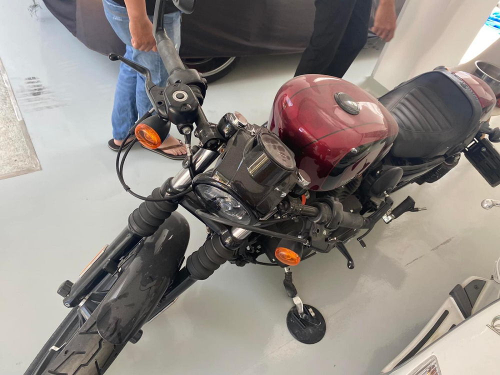 Người mua lại chiếc xe Harley-Davidson Iron 883 Café Racer này cho biết Minh Nhựa hầu như không chạy xe ra ngoài đường