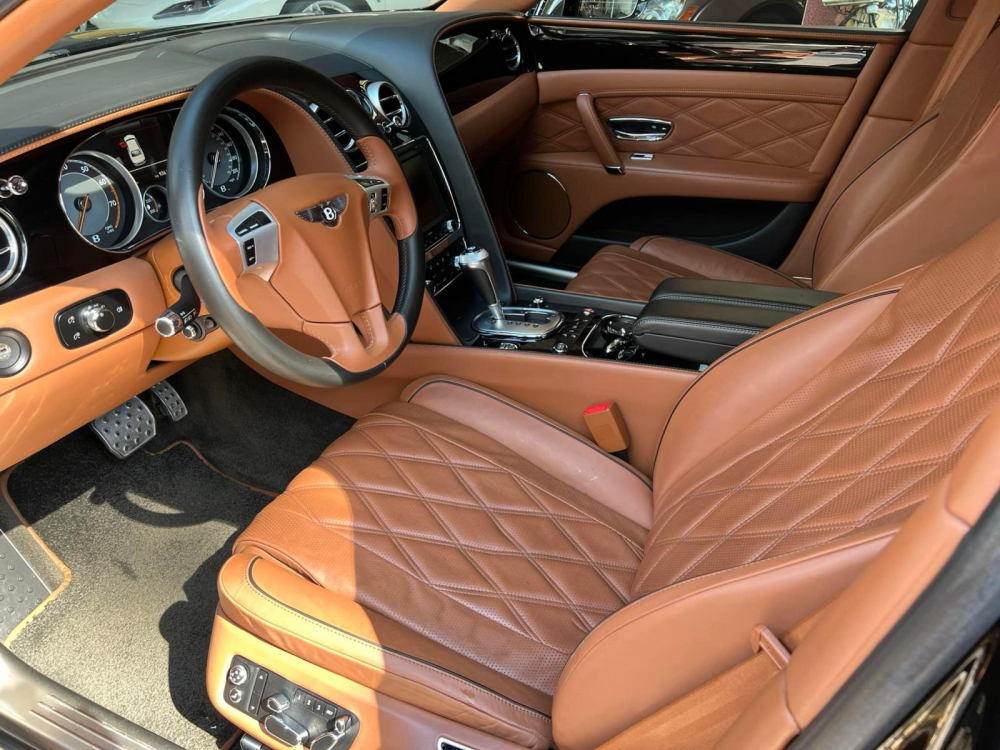 Nội thất xe Bentley Flying Spur W12 biển tứ quý 6