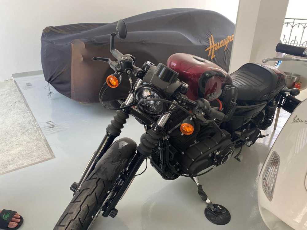 Người chuyên mua bán xe sang vừa chia sẻ đi bắp cọp Harley-Davidson Iron 883 Café Racer và không quá khó để giới mê xe biết được chủ nhân của chiếc xe mô tô này chính là Minh Nhựa, lý do là Pagani Huayra đang trùm bạt đỗ bên cạnh