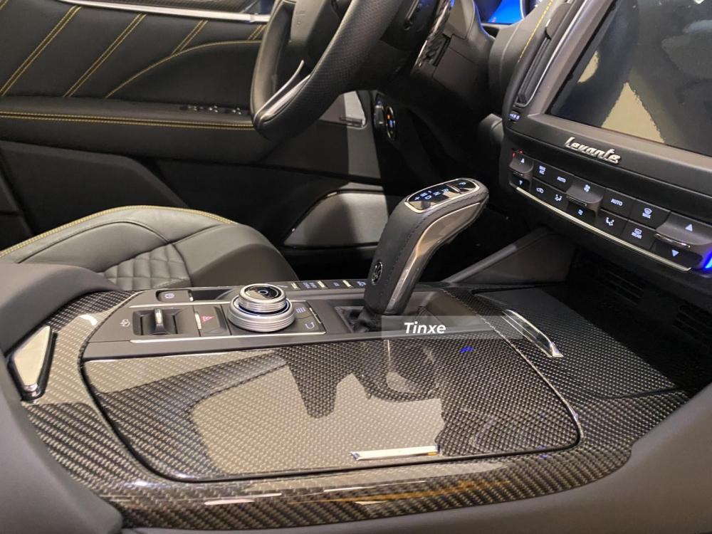 Nội thất xe có nhiều chi tiết ốp carbon