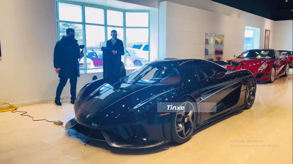 Bạn thân của Hoàng Kim Khánh đang gọi điện thoại để đại gia này xem siêu phẩm Koenigsegg Regera trình diễn tính năng Autoskin