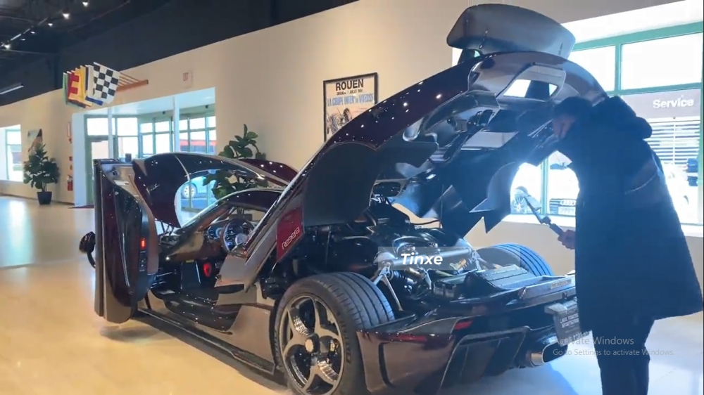 Người bạn này giới thiệu tất cả những đặc điểm thú vị nhất của xe Koenigsegg Regera này cho đại gia quận 12 chiêm ngưỡng qua màn hình điện thoại