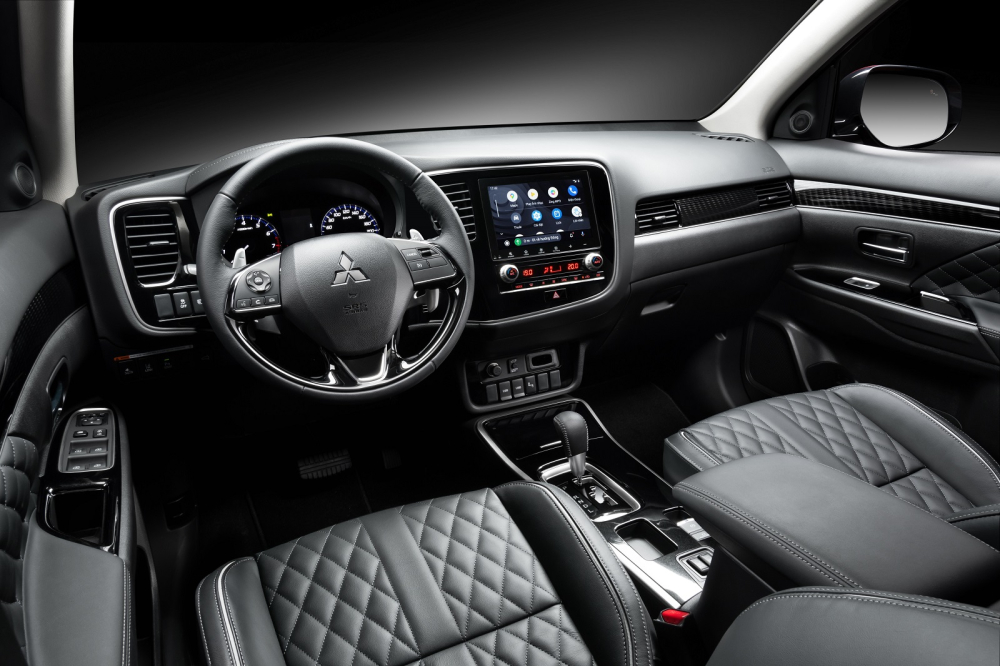 Nội thất 2 phiên bản của Mitsubishi Outlander 2022 đều được bọc da nhưng bản cao cấp sẽ có họa tiết “sang chảnh” hơn.