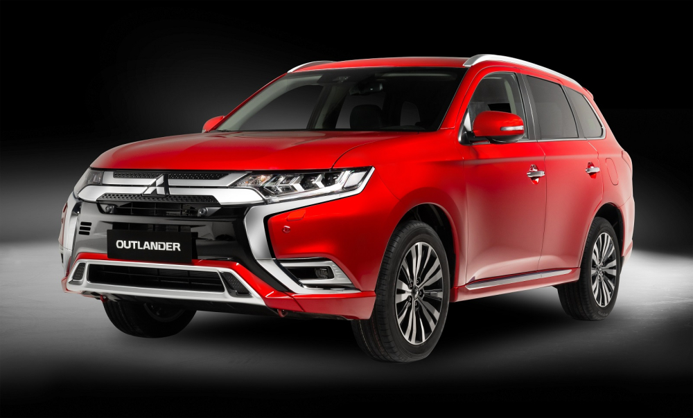 So với đời cũ, ngoại thất của Mitsubishi Outlander 2022 bớt đi nhiều chi tiết sơn đen, chuyển từ phong cách thể thao chuyển sang sự sang trọng.