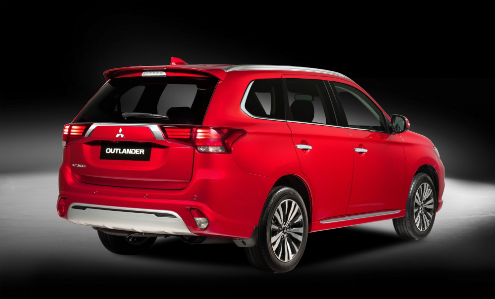 Do chỉ là bản nâng cấp nhẹ nên tổng thể thiết kế của Mitsubishi Outlander 2022 không có gì thay đổi, nhiều chi tiết vốn được sơn đen ở bản cũ nay được sơn cùng màu thân xe.