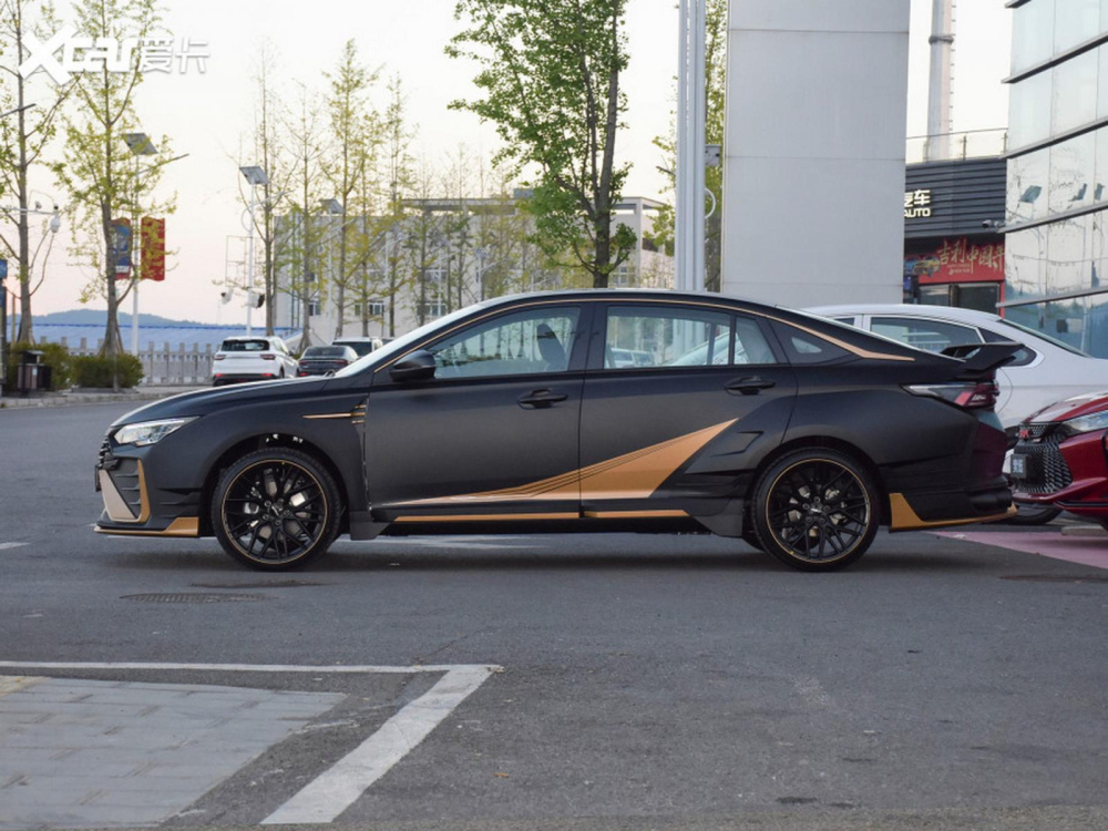 Ph&iacute;a b&ecirc;n của Dongfeng Aeolus Yixuan MAX Dark Night Edge Edition