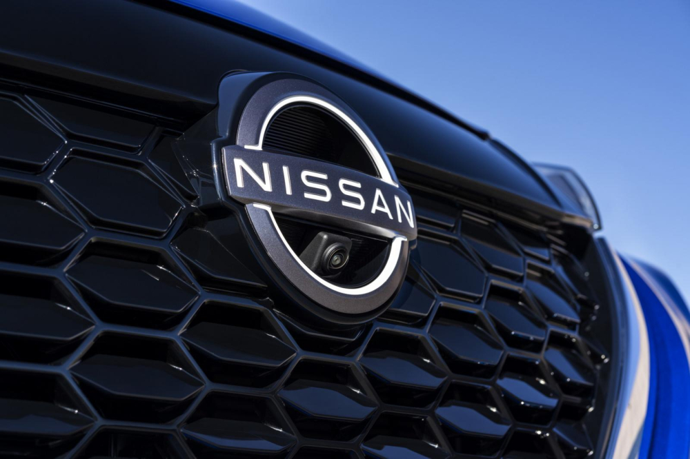 Lưới tản nhiệt đóng/mở chủ động và logo mới của Nissan trên đầu xe Nissan Juke Hybrid 2022