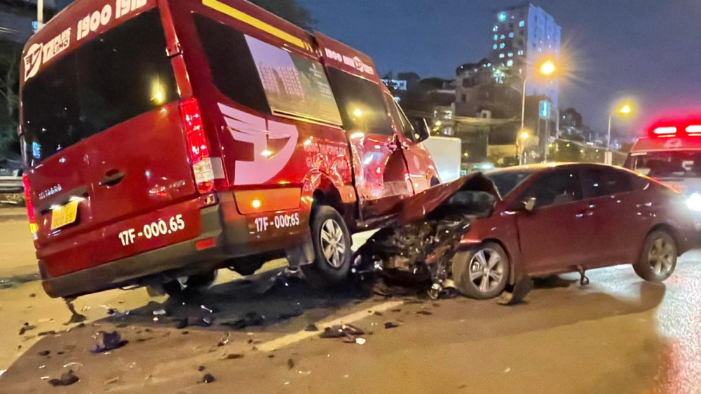 Cả hai chiếc ô tô đều bị hư hỏng sau vụ tai nạn