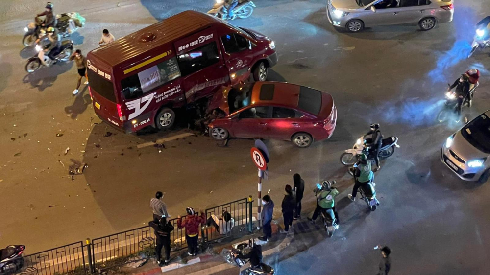 Quay đầu tại nơi có biển cấm, xe limousine va chạm kinh hoàng với ô tô con Hyundai Accent