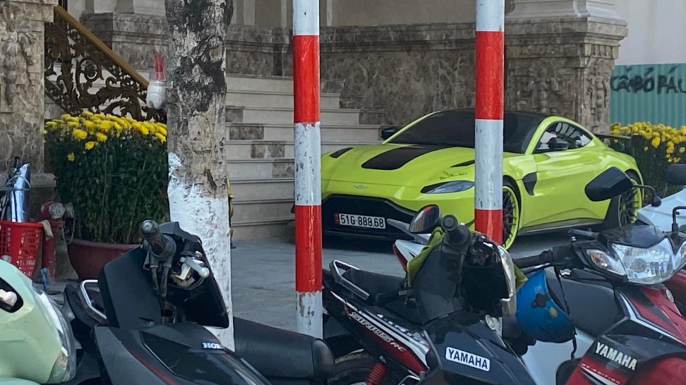 Hiện chiếc xe thể thao hạng sang Aston Martin V8 Vantage đã trực chốt tại Đà Nẵng chờ ngày Hoàng Kim Khánh dẫn đoàn Koenigsegg Regera cùng các siêu xe ra họp mặt