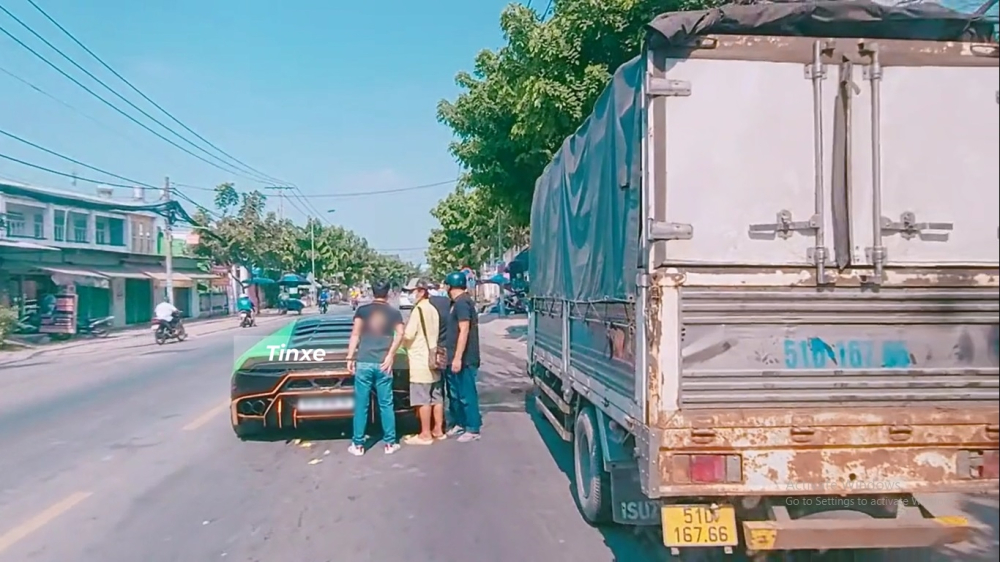 Vụ việc si&ecirc;u xe Lamborghini Huracan của đại gia Việt hết xăng giữa đường đ&atilde; khiến kh&ocirc;ng &iacute;t người t&ograve; m&ograve;