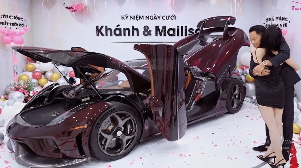 Koenigsegg Regera của Hoàng Kim Khánh có màu đỏ carbon