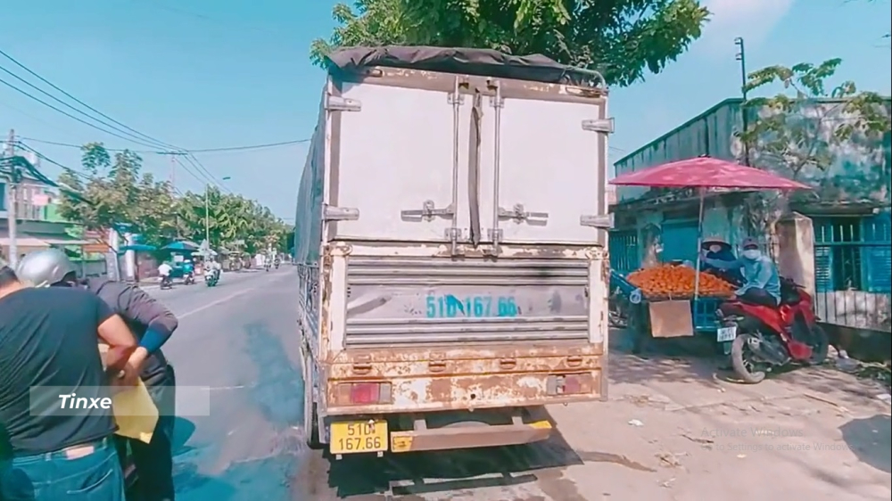 2 người đ&agrave;n &ocirc;ng đang đổ xăng cho si&ecirc;u xe Lamborghini Huracan LP610-4 ngay giữa đường