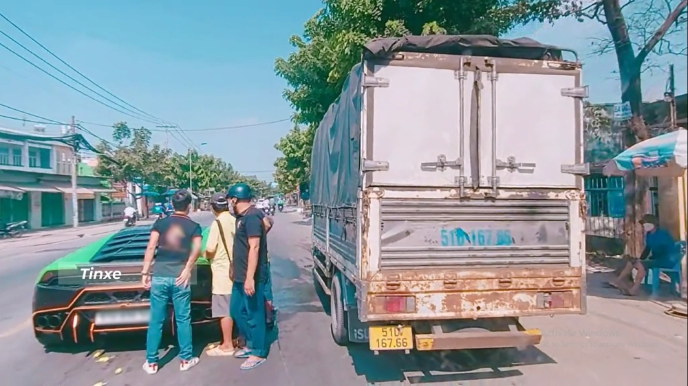 Vụ việc n&agrave;y khiến giao th&ocirc;ng qua đ&acirc;y gặp kh&oacute; khăn, c&aacute;c xe &ocirc; t&ocirc; v&agrave; xe tải phải chuyển l&agrave;n v&agrave;o trong để di chuyển tiếp