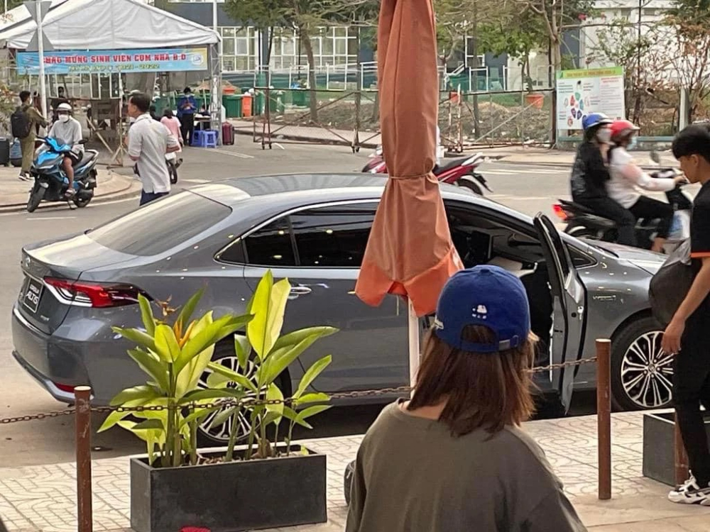 Toyota Corolla Altis 2022 bị bắt gặp trên đường phố Việt.