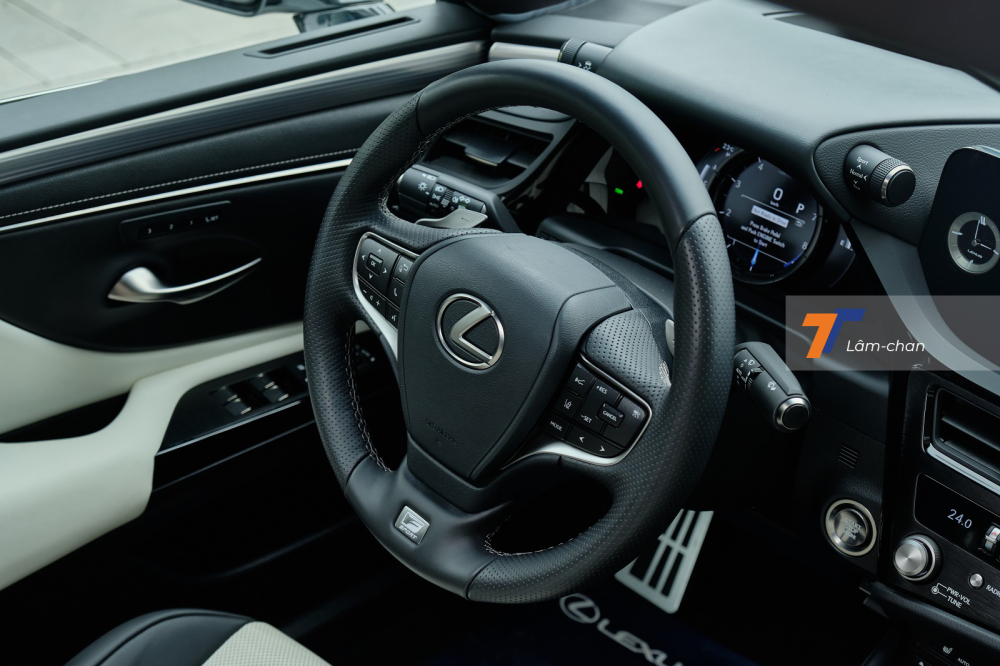 Vô lăng với thiết kế độc quyền F SPORT. Vô lăng với thiết kế độc quyền F SPORT.