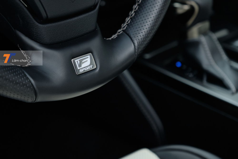 Logo “F SPORT” ở đáy vô lăng. Logo “F SPORT” ở đáy vô lăng.