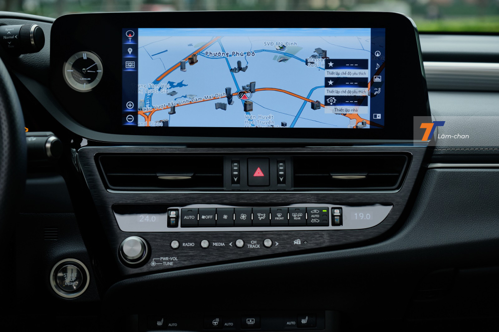Màn hình giải trí 12,3 inch với hệ thống định GPS và bản đồ hiển thị giao diện tiếng Việt, bên dưới là các nút bấm điều chỉnh hệ thống điều hòa tự động 3 vùng độc lập cũng như sấy kính trước/sau. Màn hình giải trí 12,3 inch với hệ thống định GPS và bản đồ hiển thị giao diện tiếng Việt, bên dưới là các nút bấm điều chỉnh hệ thống điều hòa tự động 3 vùng độc lập cũng như sấy kính trước/sau.