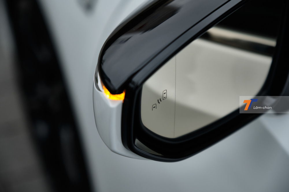 Cảnh báo điểm mù trên gương chiếu hậu của Lexus ES 250 F SPORT 2022. Cảnh báo điểm mù trên gương chiếu hậu của Lexus ES 250 F SPORT 2022.