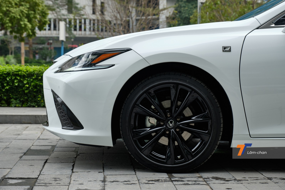 Lexus ES 250 F SPORT 2022 được trang bị mâm hợp kim 19 inch màu đen và lớn hơn phiên bản thường. Lexus ES 250 F SPORT 2022 được trang bị mâm hợp kim 19 inch màu đen và lớn hơn phiên bản thường.