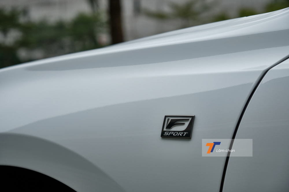 Thân xe có thêm logo “F SPORT”. Thân xe có thêm logo “F SPORT”.