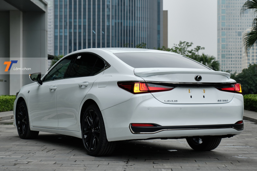 Lexus ES 250 F SPORT 2022 có kích thước tổng thể (D x R x C) là 4.975 x 1.865 x 1.445 mm. Lexus ES 250 F SPORT 2022 có kích thước tổng thể (D x R x C) là 4.975 x 1.865 x 1.445 mm.