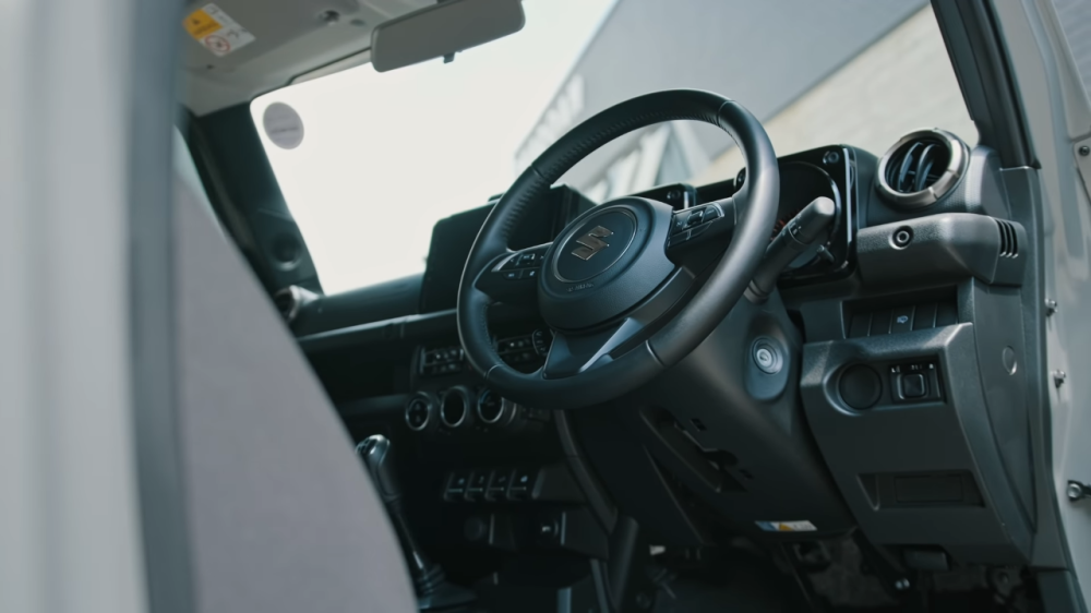 Nội thất của chiếc Suzuki Jimny độ Liberty Walk