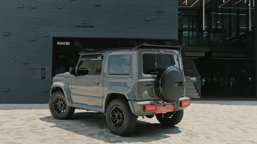 Phía sau của chiếc Suzuki Jimny độ Liberty Walk