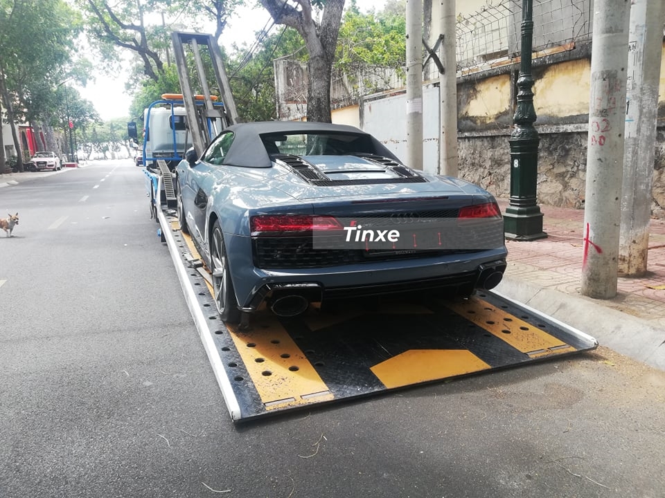 Đây hiện là chiếc siêu xe mui trần Audi R8 V10 Spyder 2021 độc nhất Việt Nam
