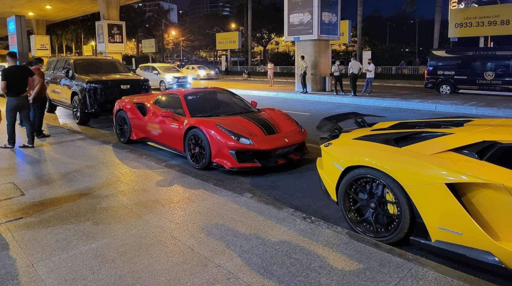 Lamborghini Aventador S LP740-4 m&agrave;u v&agrave;ng, Ferrari 488 Pista Spider m&agrave;u đỏ v&agrave; Cadillac Escalade ESV Sport 