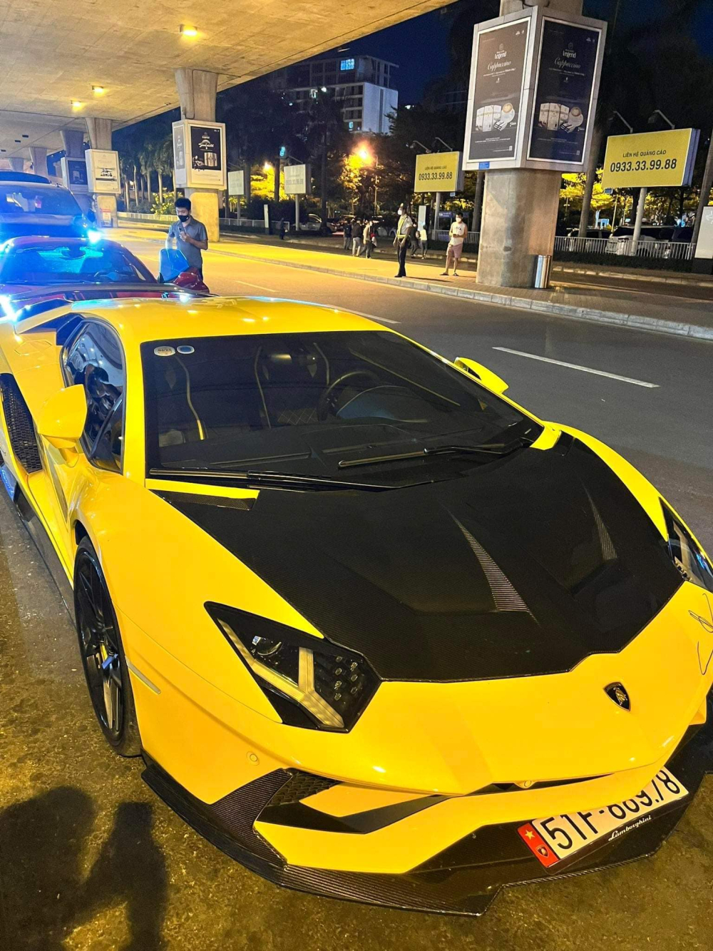 Cặp si&ecirc;u xe độ khủng của đại gia Việt xuất hiện ở s&acirc;n bay T&acirc;n Sơn Nhất v&agrave;o đ&ecirc;m tối