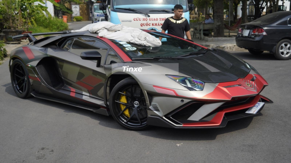 Chiếc si&ecirc;u xe Lamborghini Aventador LP700-4 độ Duke Dynamics đang tr&ecirc;n đường vận chuyển ra Đ&agrave; Nẳng