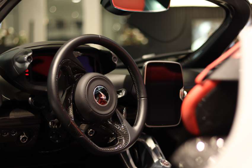 Chiếc xe McLaren Elva có trang bị đông cơ đầy đủ, không phải là bản mô hình như xe Elva được mang về Việt Nam trước đó