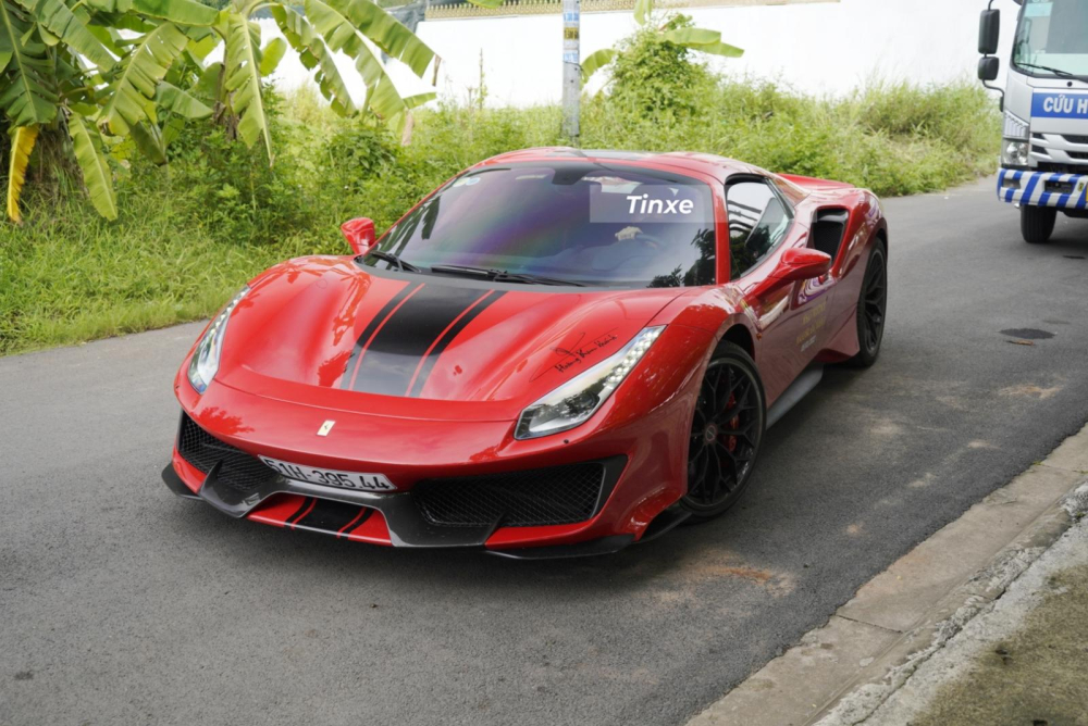 C&ograve;n đ&acirc;y l&agrave; si&ecirc;u xe mui trần Ferrari 488 Pista Spider