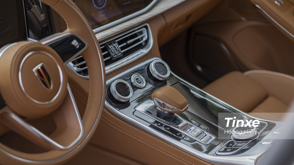 Bệ tì tay trung tâm là sự hoà trộn giữa Mercedes-Benz và Audi. Bệ tì tay trung tâm là sự hoà trộn giữa Mercedes-Benz và Audi.