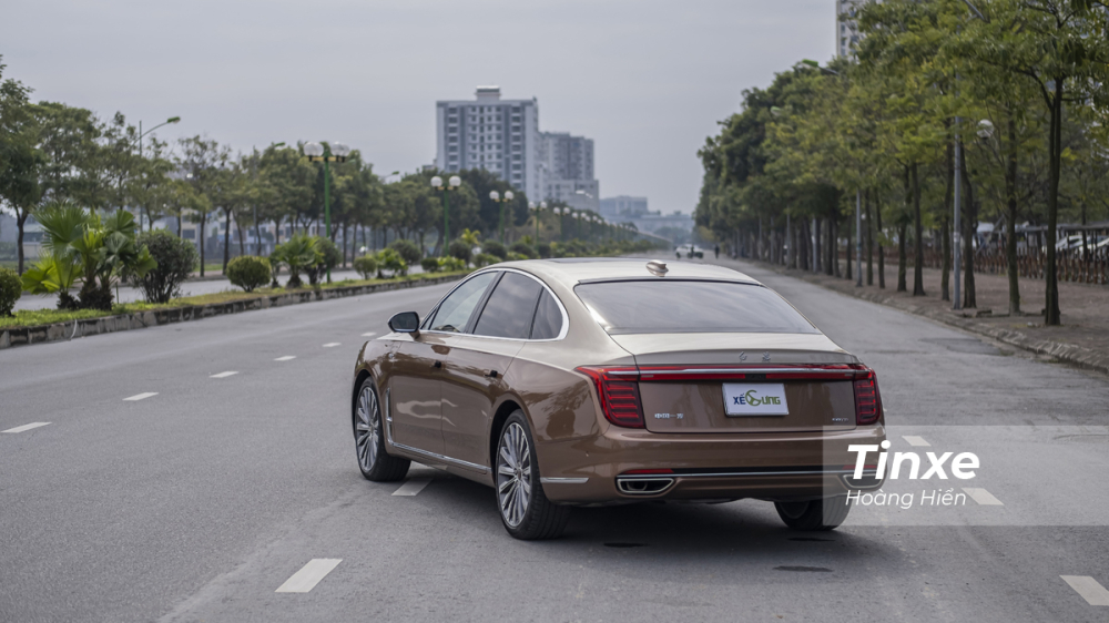 Đuôi xe có chút gì đó gợi nhớ đến Cadilac. Đuôi xe có chút gì đó gợi nhớ đến Cadilac.