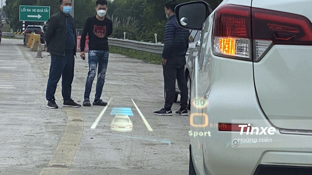 HUD với tính năng cảnh báo giữ làn, khoảng cách an toàn và cảnh báo biển giới hạn tốc độ. HUD với tính năng cảnh báo giữ làn, khoảng cách an toàn và cảnh báo biển giới hạn tốc độ.