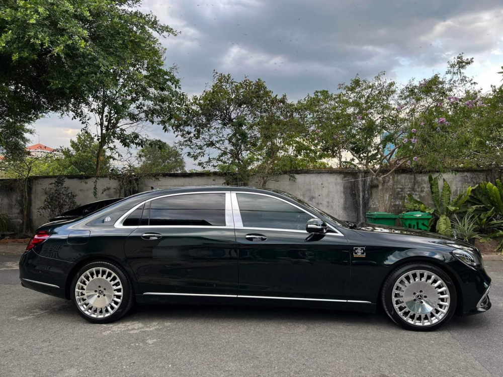 Tống Đ&ocirc;ng Khu&ecirc; b&aacute;n Mercedes-Maybach S450 chỉ mới mua được 2 th&aacute;ng để tặng h&ocirc;n th&ecirc;