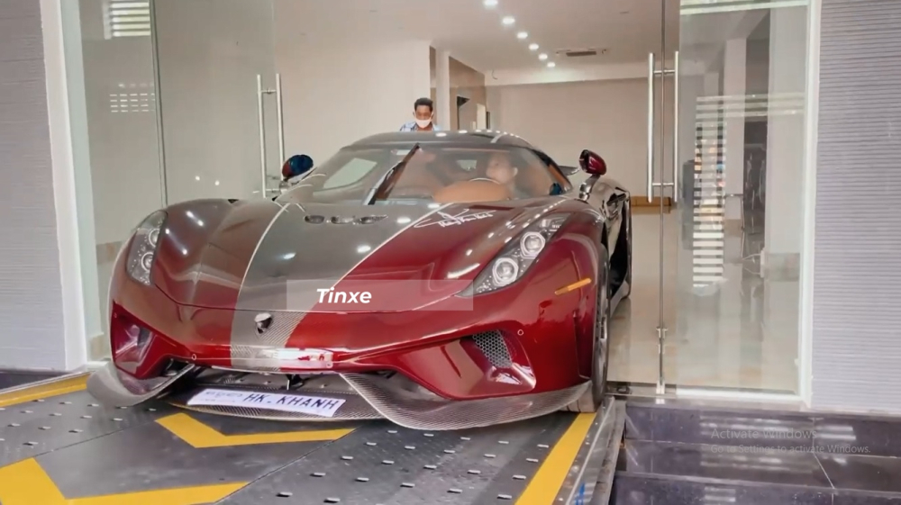 Chiếc siêu xe Koenigsegg Regera đang được mang lên xe chuyên dụng