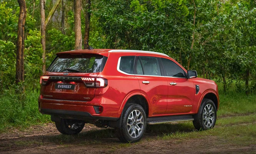 Ford Everest 2022 nh&igrave;n từ ph&iacute;a sau