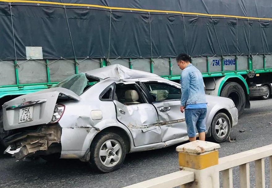 Chiếc &ocirc; t&ocirc; con Daewoo Lacetti bị hư hỏng nặng