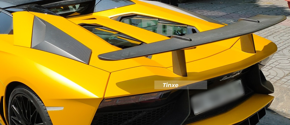 Sự c&oacute; mặt của Lamborghini Aventador SV Roadster m&agrave;u v&agrave;ng ở Đ&agrave; Nẵng sẽ gi&uacute;p d&agrave;n xe của Ho&agrave;ng Kim Kh&aacute;nh th&ecirc;m độ hầm hố