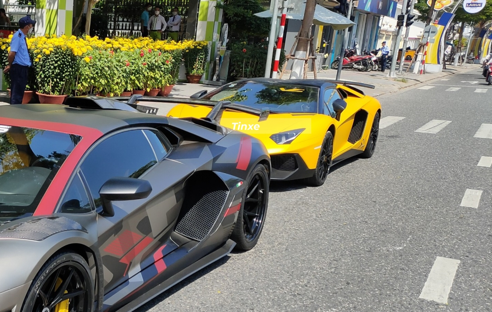 Cận cảnh si&ecirc;u xe Lamborghini Aventador SV Roadster m&agrave;u v&agrave;ng nh&aacute;m độc nhất Việt Nam