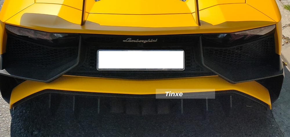 Đ&acirc;y l&agrave; 1 trong 2 chiếc xe Lamborghini Aventador SV mui trần đang c&oacute; mặt tại Việt Nam