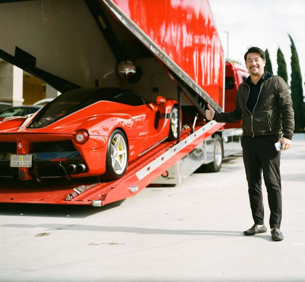 David Lee trong ng&agrave;y nhận b&agrave;n giao Ferrari LaFerrari Aperta