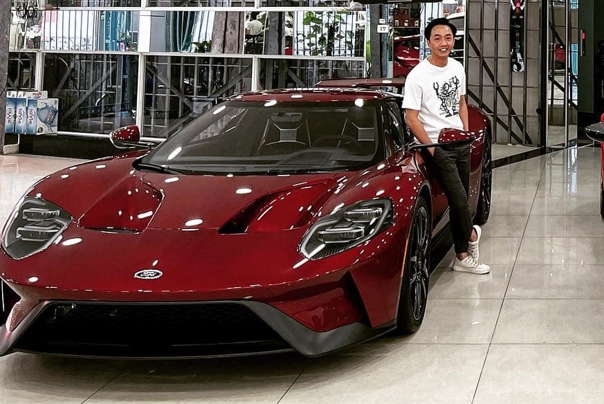 Cường Đ&ocirc;-la chụp ảnh c&ugrave;ng si&ecirc;u xe Ford GT thế hệ mới