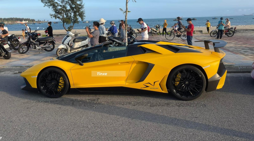 Lamborghini Aventador SV Roadster chỉ được sản xuất giới hạn 500 xe v&agrave; buổi chiều y&ecirc;n b&igrave;nh tại Đ&agrave; Nẵng đ&atilde; nhanh ch&oacute;ng được chủ nh&acirc;n cho mở mui.