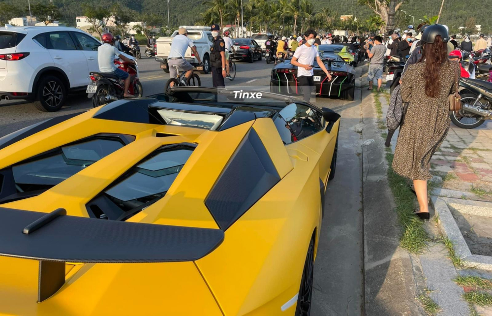 Ph&iacute;a tr&ecirc;n si&ecirc;u xe mui trần Lamborghini Aventador SV l&agrave; Lamborghini Aventador độ Duke c&ugrave;ng Aston Martin V8 Vantage...
