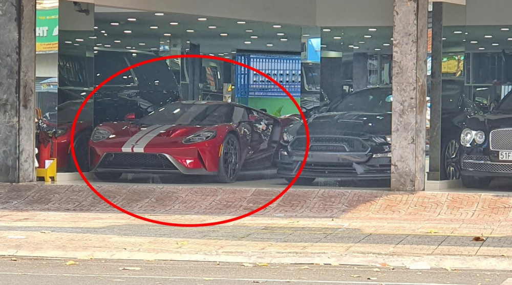 Ford GT từng chụp h&igrave;nh chung với Cường Đ&ocirc;-la thay đổi diện mạo, qua sọc k&eacute;p m&agrave;u bạc