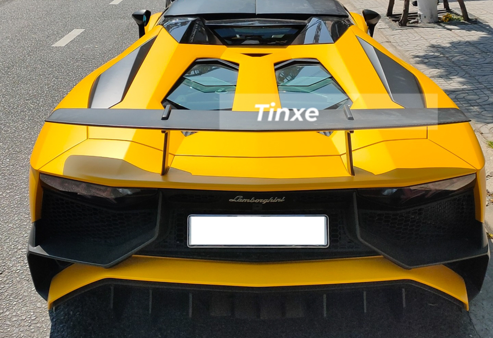 Chiếc si&ecirc;u xe Lamborghini Aventador SV Roadster sau đ&oacute; được cho xuống đường v&agrave; dạo phố Đ&agrave; Nẵng